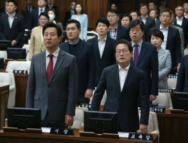 오세훈 서울시장(왼쪽)과 조희연 서울시교육감이 지난 14일 서울 중구 서울시의회 본회의장에서 열린 제318회 임시회 제1차 본회의에 자리하고 있다. (사진=서울시교육청 제공)