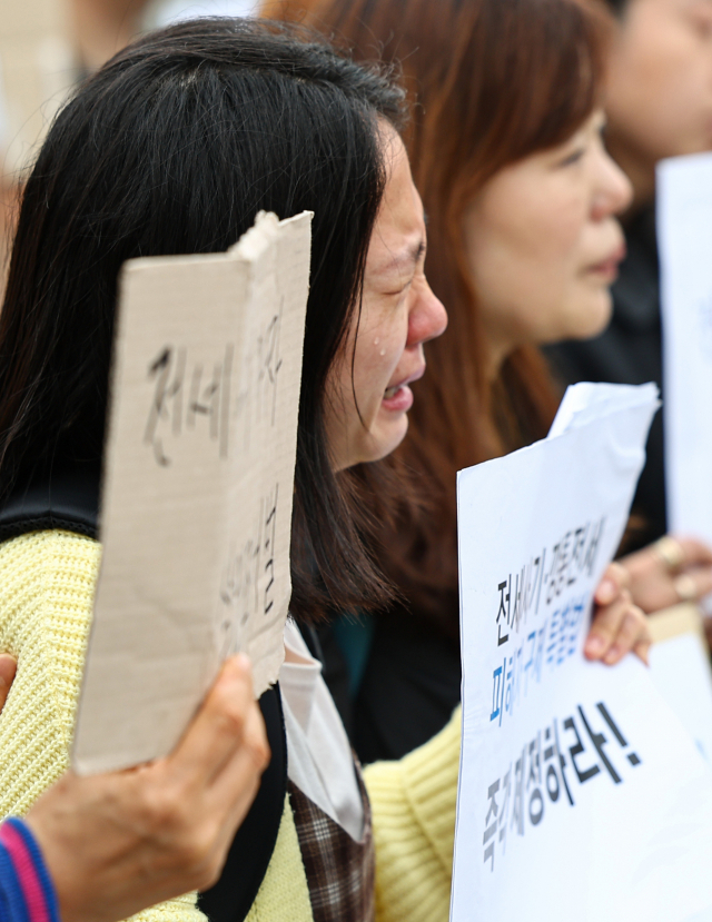 전세사기 피해자 백이슬씨가 20일 서울 용산구 대통령집무실 인근에서 열린 전세사기 대책 관련 대통령 면담 요청 기자회견에서 눈물을 흘리고 있다./연합뉴스