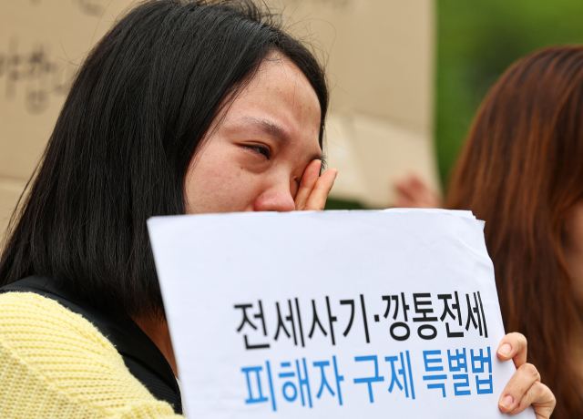 전세사기 피해자 백이슬 씨가 20일 서울 용산구 대통령집무실 인근에서 열린 전세사기 대책 관련 대통령 면담 요청 기자회견에서 눈물을 흘리고 있다. 연합뉴스