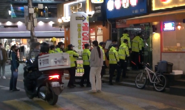 경찰이 지난달 8일 서울 은평구에 위치한 한 홀덤펍읍 압수수색 하고 있다. 사진=은평경찰서 제공