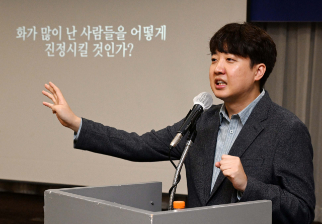 이준석 전 국민의힘 대표가 20일 서울 여의도 켄싱턴호텔에서 열린 서울경제 제2기 정책리더스 아카데미 개강식에서 강연을 하고 있다. 권욱 기자 2023.04.20