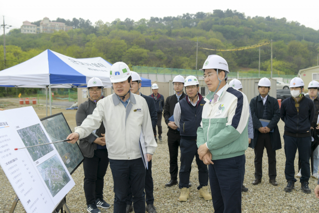 노관규 순천시장이 최근 선월농공단지 현장을 방문해 선월하이파크 조성 사업에 대해 관계자로부터 설명을 듣고 있다. 순천시는 20일 국토교통부·산업통상자원부 등 관계부처 합동으로 추진한‘거점산업단지 경쟁력강화사업’에 율촌1산단, 해룡산단, 순천산단이 선정되는 등 최근 대기업 유치에 이어 전남 제1의 경제도시로 급부상 하고 있다. 사진 제공=순천시