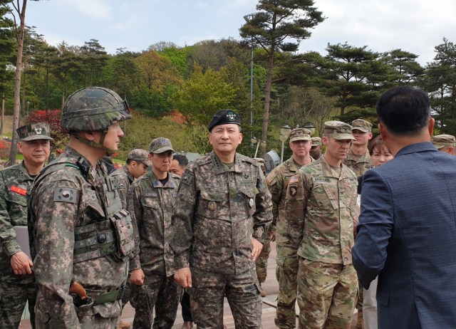 김승겸(가운데) 합참의장이 20일 경북 성주 사드 기지에서 방공 전력 운용 및 작전 태세를 점검한 뒤 한미 장병들을 격려하고 있다. 사진 제공=합참