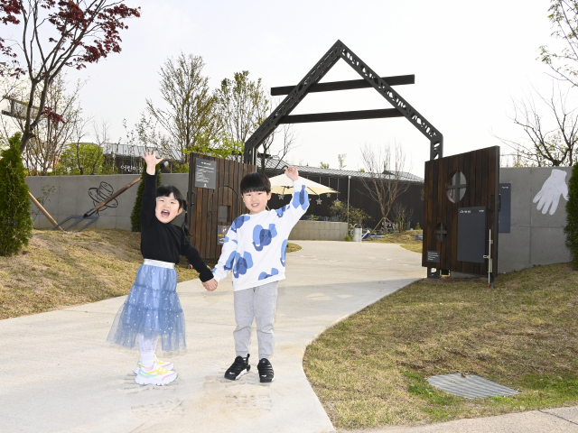 20일 서울식물원 거인의 정원에서 아이들이 체험활동을 하고 있다. 한국공항공사 제공.