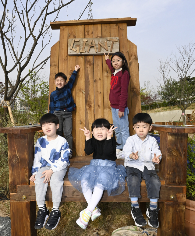 20일 서울식물원 거인의 정원에서 아이들이 체험활동을 하고 있다. 한국공항공사 제공.