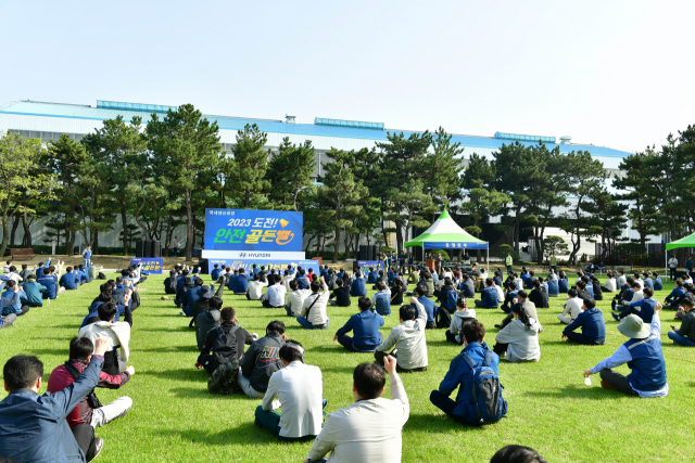 현대자동차 울산공장은 20일 울산공장 본관 앞 잔디광장에서 차수별 350여명이 참석한 가운데 생산현장 내 안전의식 고취와 안전 문화 전파를 위해 '2023 안전골든벨 퀴즈대회'를 개최했다. 사진제공=현대자동차