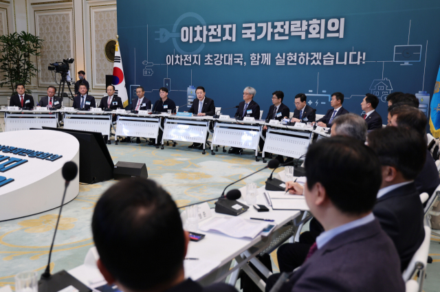 윤석열 대통령이 20일 서울 청와대 영빈관에서 \'이차전지 산업 경쟁력 강화를 위한 국가전략회의\'를 주재하고 있다./연합뉴스