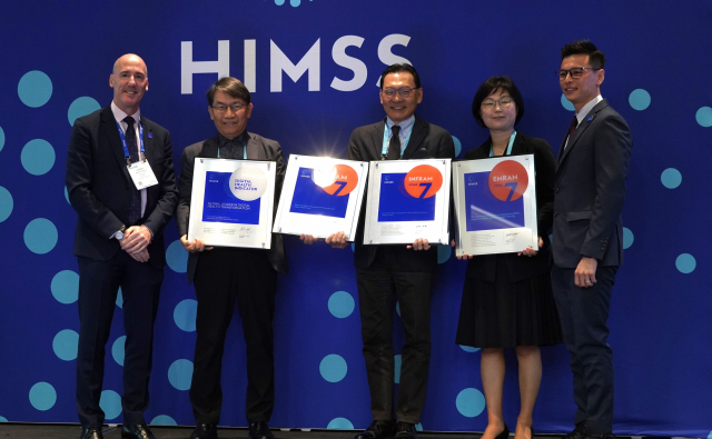 삼성서울병원 관계자들이 미국 시카고에서 진행 중인 'HIMSS 2023'에서 세계 최초로 디지털의료영상 분야에서 최고 등급인 7단계를 획득했다. 사진 제공=삼성서울병원