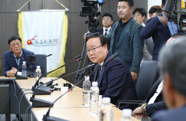 김재원 국민의힘 최고위원이 20일 오후 제주시 봉개동 제주4·3평화기념관을 찾아 4·3 유족들에게 사과하고 있다. 연합뉴스