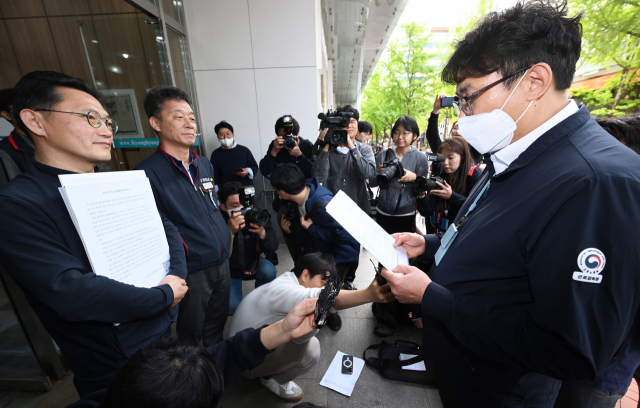 21일 서울 중구 민주노총사무실 앞에서 현장 조사에 나선 고용노동부 관계자들과 민주노총 관계자들이 대치하고 있다. 오승현 기자