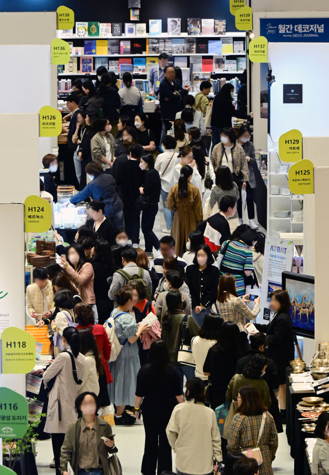 엔데믹이 본격화하며 전시·숙박·여행 등 내수 산업이 회복세를 보이는 가운데 21일 서울 강남구 코엑스의 한 전시장이 관람객들로 북적이고 있다. 성형주 기자