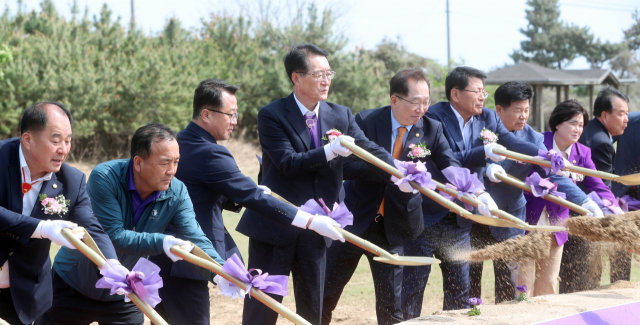 전남도와 신안군은 21일 신안군 지도읍 자동리 일원에서 스마트양식 클러스터 테스트베드’ 착공식을 개최했다. 사진 제공=전라남도