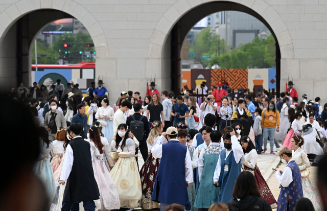 엔데믹에 따른 일상 회복이 본격화된 가운데 21일 서울 경복궁에서 관광객들이 북적이고 있다. /성형주 기자