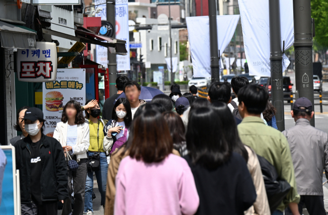 엔데믹에 따른 일상 회복이 본격화된 가운데 21일 서울 서촌 일대에서 시민들이 북적이고 있다./성형주기자