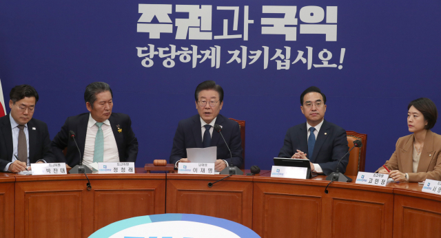 이재명(가운데) 더불어민주당 대표가 21일 국회에서 열린 최고위원회의에서 발언하고 있다. 권욱 기자