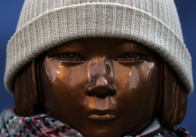서울 종로구 중학동 옛 일본대사관 앞에 설치된 소녀상이 털모자와 목도리를 한 모습. 연합뉴스