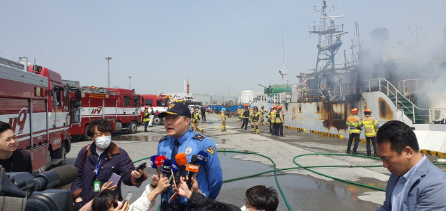 21일 오후 울산항 용연부두에서 울산해양경찰서 김훈영 경비구조대장이 러시아 어선 화재 현황 등을 설명하고 있다. 울산=장지승 기자