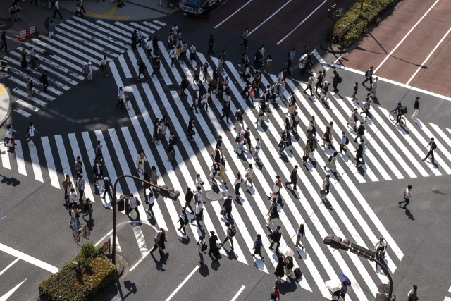 사람들이 도쿄 도심 신주쿠구의 거리를 걸어가고 있다./AFP연합뉴스