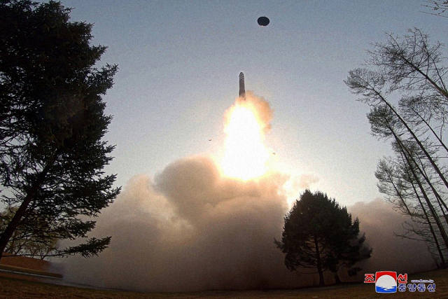 북한 조선중앙통신이 보도한 고체연료 사용 화성포-18형 첫 시험발사 장면. /연합뉴스