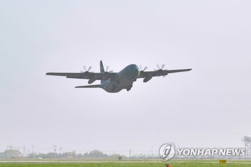 21일 공군 제5공중기동비행단에서 C-130J 수송기가 수단 교민철수 해외임무를 수행하기 위해 이륙하고 있다. /국방부 제공