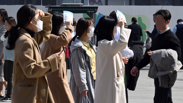 지난달 22일 직장인들이 점심시간에 서울 광화문 광장을 걷고 있다. 오승현 기자