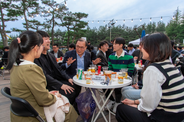 이진수(가운데) 포스코 광양제철소장이 지난달 30일 전남 광양시 금호동 백운아트홀 야외테라스에서 열린 ‘MZ 소통 콘서트’에서 MZ세대 직원들과 대화하고 있다. 사진 제공=광양제철소