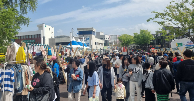 최근 발생한 강릉산불로 위축된 지역 상권 활성화를 위한 플리마켓이 23일 강릉 월화거리에서 열리고 있다. 22일부터 이틀간 열린 행사 기간 플리마켓 참여업체들도 자발적으로 판매 수익금의 일부를 산불 피해 성금으로 기부한다. 연합뉴스