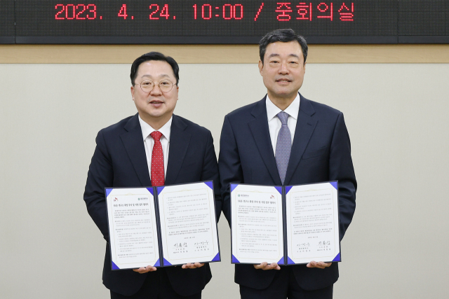 이장우(왼쪽) 대전시장이 지동섭(오른쪽) SK온 사장과 4700억원 규모의 투자협약을 체결하고 있다. 사진제공=대전시