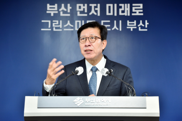24일 박형준 부산시장이 전세사기 피해 지원 확대 방안을 발표하고 있다./사진제공=부산시