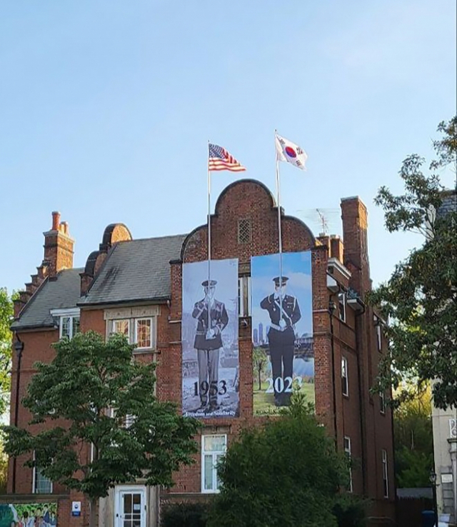 미국 워싱턴DC에 있는 한국문화원 외벽에 한미동맹 70주년 기념 게시물이 걸려 있다. 한미 상호방위조약을 체결한 1953년 미국 의장대와 2023년 현재 대한민국 의장대가 각각 성조기와 태극기를 들고 나란히 서 있는 모습을 담았다. 사진 제공=대통령실