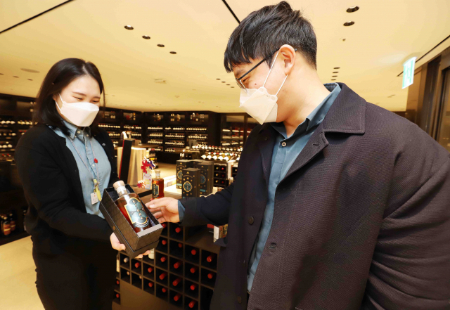 신세계백화점 강남점 직원이 ‘기원 배치2 디스틸러리 에디션’을 선보이고 있다./사진 제공=신세계백화점