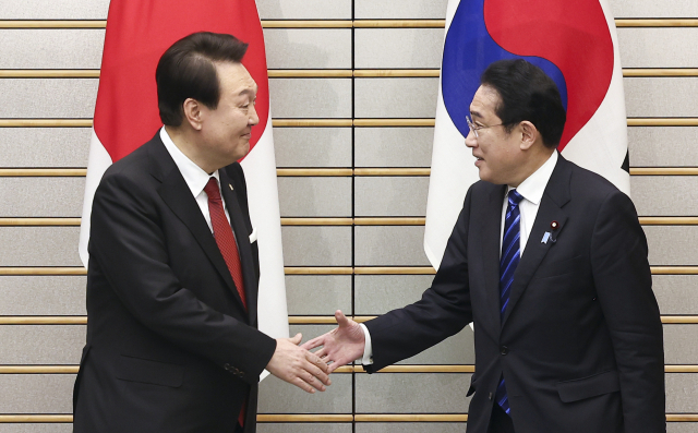 1박2일 일정으로 일본을 방문한 윤석열 대통령이 지난달 16일 오후 일본 도쿄 총리 관저에서 기시다 후미오 일본 총리와 악수하고 있다. 연합뉴스