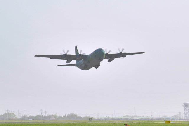 지난 21일 김해공항을 출발하는 공군 수송기 C-130J 슈퍼 허큘리스.