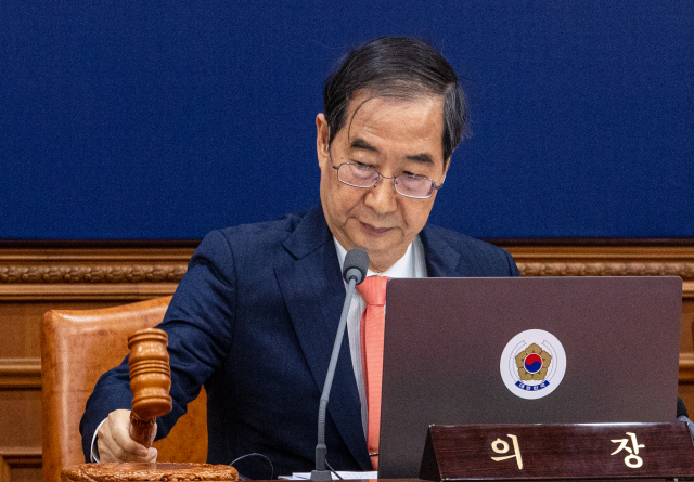 한덕수 국무총리가 24일 정부서울청사에서 열린 국무회의에서 의사봉을 두드리며 개회를 알리고 있다. 연합뉴스