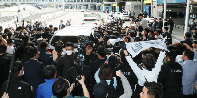 2021년 전당대회 '돈 봉투' 의혹에 대한 책임을 지고 탈당 의사를 밝힌 송영길 전 더불어민주당 대표가 24일 인천국제공항을 통해 귀국하고 있다. 영종도=권욱 기자 2023.04.24