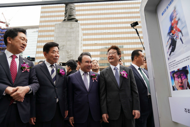 김기현 국민의힘 대표, 김진표 국회의장, 윤홍근 한국사진기자협회 자문위원장·제너시스 BBQ그룹 회장, 박보균 문화체육관광부 장관이 20일 서울 종로구 광화문 광장에서 열린 '제59회 한국보도사진전 개막식'에 참석해 전시된 사진을 보고 있다. / 사진공동취재단 2023.04.20