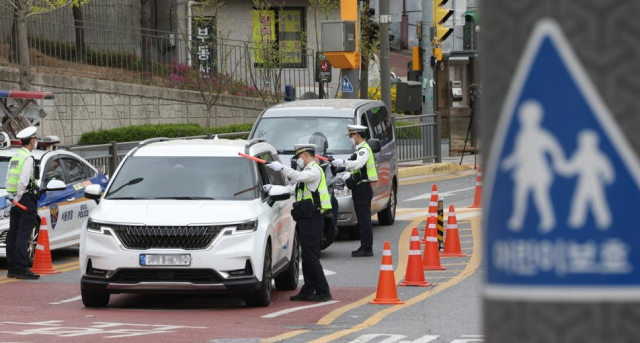 지난 14일 경찰이 서울 서대문구 고은초등학교 앞에서 주간 음주운전 단속을 하고 있다. 연합뉴스