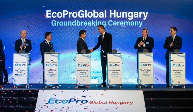 지난 21일 헝가리 데브레첸에서 열린 에코프로 헝가리 공장 착공식에 참석한 이동채(왼쪽 세번째) 에코프로 회장과 씨야르토 피테르(왼쪽 네번째) 헝가리 외교통상부 장관이 악수를 나누고 있다. 사진 제공=에코프로