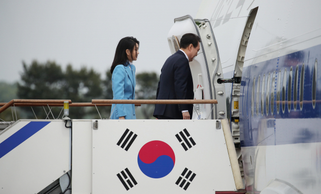 윤석열 대통령과 김건희 여사가 24일 성남 서울 공항에서 미국 국빈 방문을 위해 공군1호기에 탑승하고 있다. / 연합뉴스