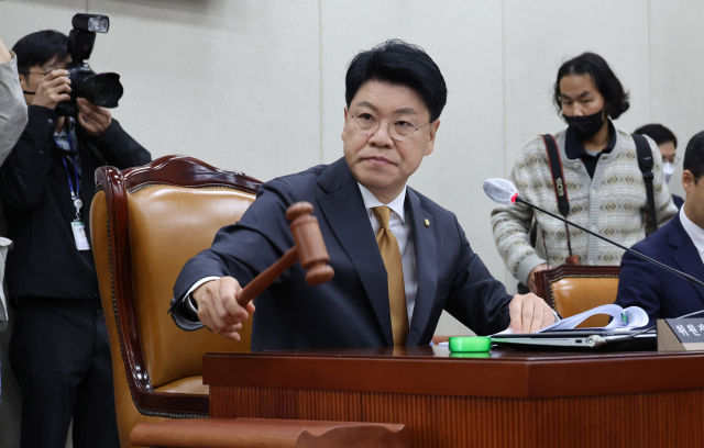 장제원 행정안전위원회 위원장이 25일 서울 여의도 국회에서 열린 행전안전위원회 전체회의에서 의사봉을 두드리고 있다. 이날 행안위는 전세사기 피해 지원을 위한 '지방세기본법 일부 개정 법률안'을 논의했다. 연합뉴스