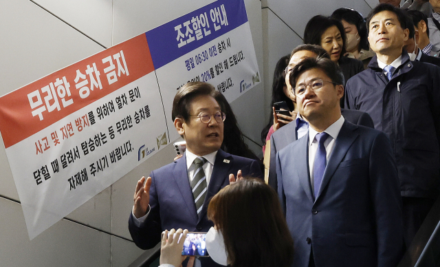 이재명 더불어민주당 대표가 25일 오전 경기도 김포시 김포도시철도(김포골드라인) 운양역에서 열차를 타고 승객 과밀 상황을 살피고 있다. 국회사진기자단 2023.04.25