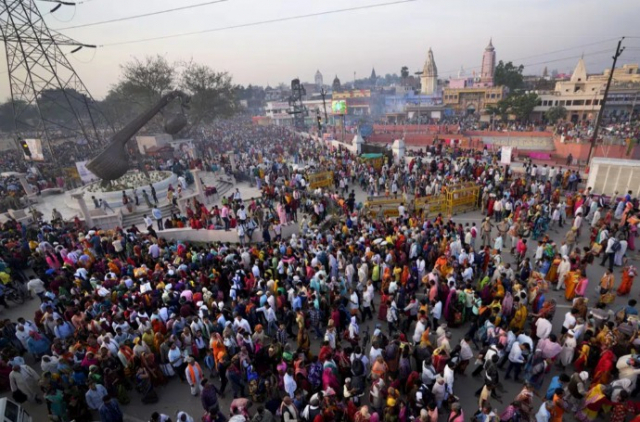 인도 아요디아시에 수천 명의 인파가 몰려있다. 사진=AP