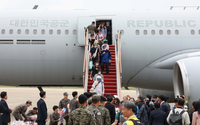 무력 충돌로 내전이 격화한 수단에서 탈출한 교민 28명이 공군의 KC-330 시그너스 공중급유기 편으로 25일 오후 4시께 서울공항에 무사히 도착했다. 연합뉴스