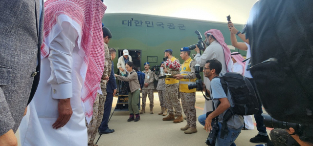 수단에 체류 중이던 우리 국민 28명이 24일(현지 시간) 사우디아라비아 제다공항에 도착해 사우디아라비아 군 관계자들의 환영을 받으며 공군 수송기 C-130J에서 내리고 있다.