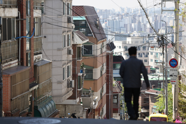 전국에서 전세 사기 피해 사례가 속출하고 있는 가운데 19일 오후 서울 강서구 화곡동 빌라 밀집 지역의 모습. 연합뉴스