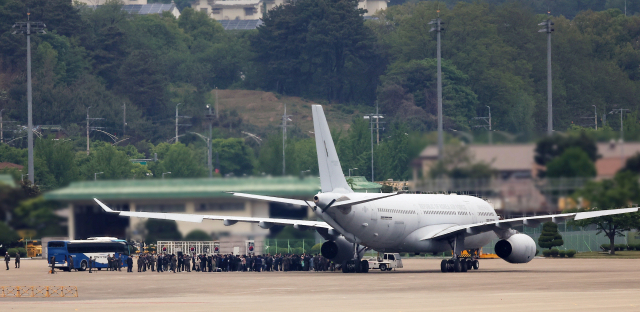 군벌 간 무력 분쟁을 피해 수단을 탈출한 교민 28명이 25일 오후 서울공항에서 우리 공군의 KC-330 '시그너스' 다목적 공중급유기 편으로 입국해 기체에서 내리고 있다. 연합뉴스