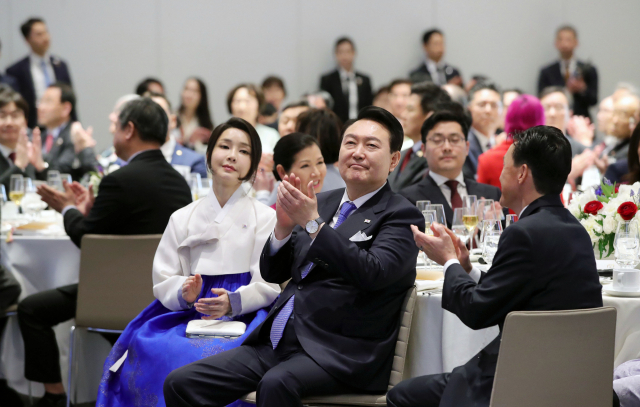 미국을 국빈 방문한 윤석열 대통령과 부인 김건희 여사가 24일(현지 시간) 워싱턴DC의 한 호텔에서 열린 워싱턴 동포 초청 만찬 간담회에서 영상을 시청한 뒤 박수를 치고 있다. 연합뉴스