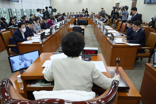 정춘숙 국회 보건복지위원장이 24일 국회에서 열린 전체 회의를 진행하고 있다. 연합뉴스