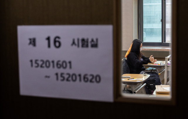 2023년도 대학수학능력시험이 치러진 지난해 11월 17일 오전 서울 중구 통일로 이화여자외국어고등학교에 마련된 고사실에서 수험생들이 시험을 준비하고 있다. 사진공동취재단