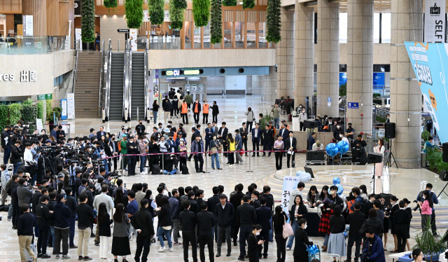 26일 서울 김포공항에서 열린 공항 문화의 날 '이륙데이(26DAY)' 버스킹 공연에서 가수 윤성이 감미로운 무대를 선보이고 있다. 권욱 기자 2023.04.26